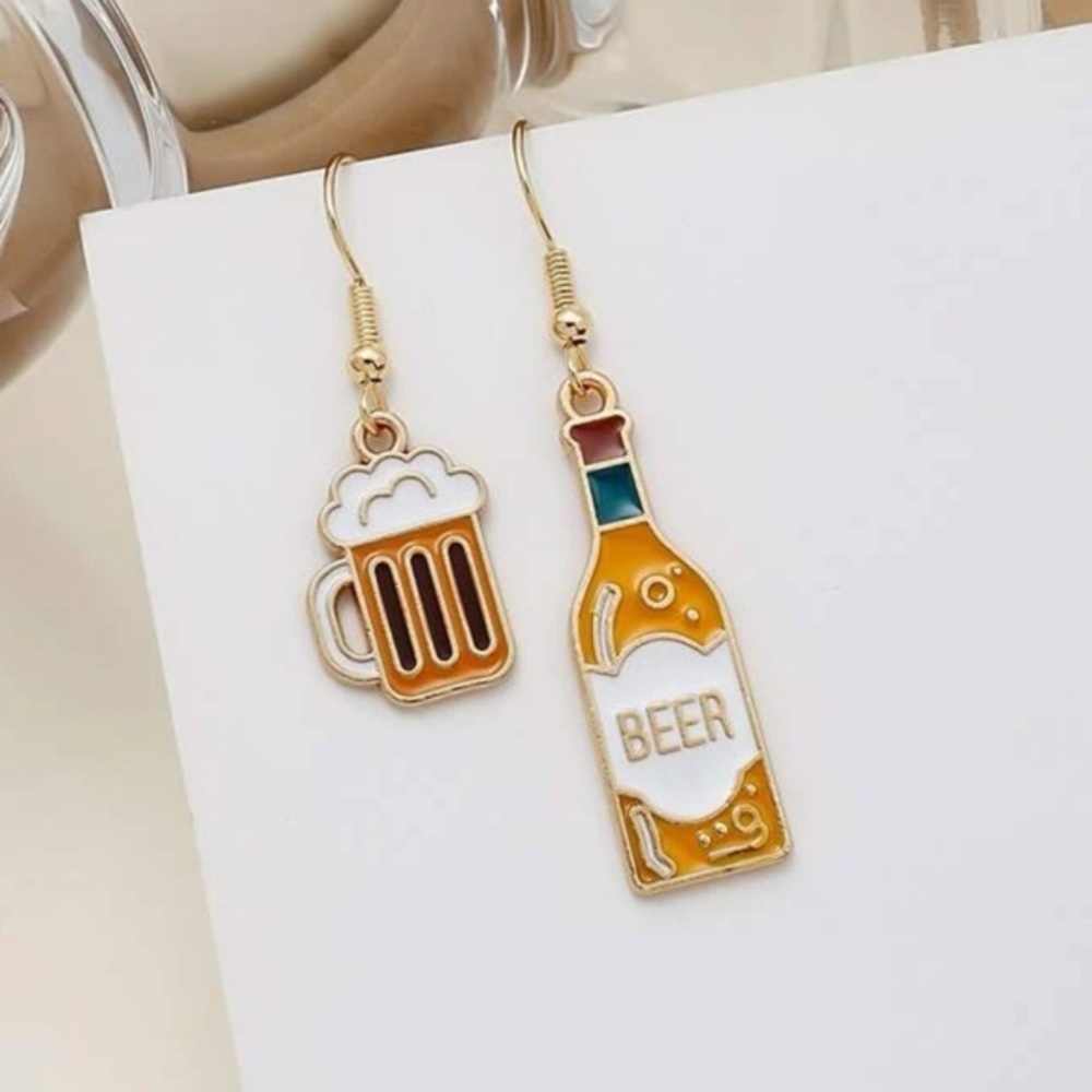 Mismatched beer themed earrings bottle & mug - Picture 2 of 4